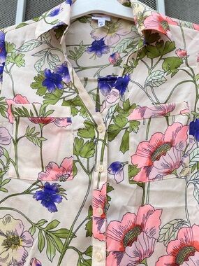 Express slim fit; bright Floral Button-Up blouse. Perfect for Spring